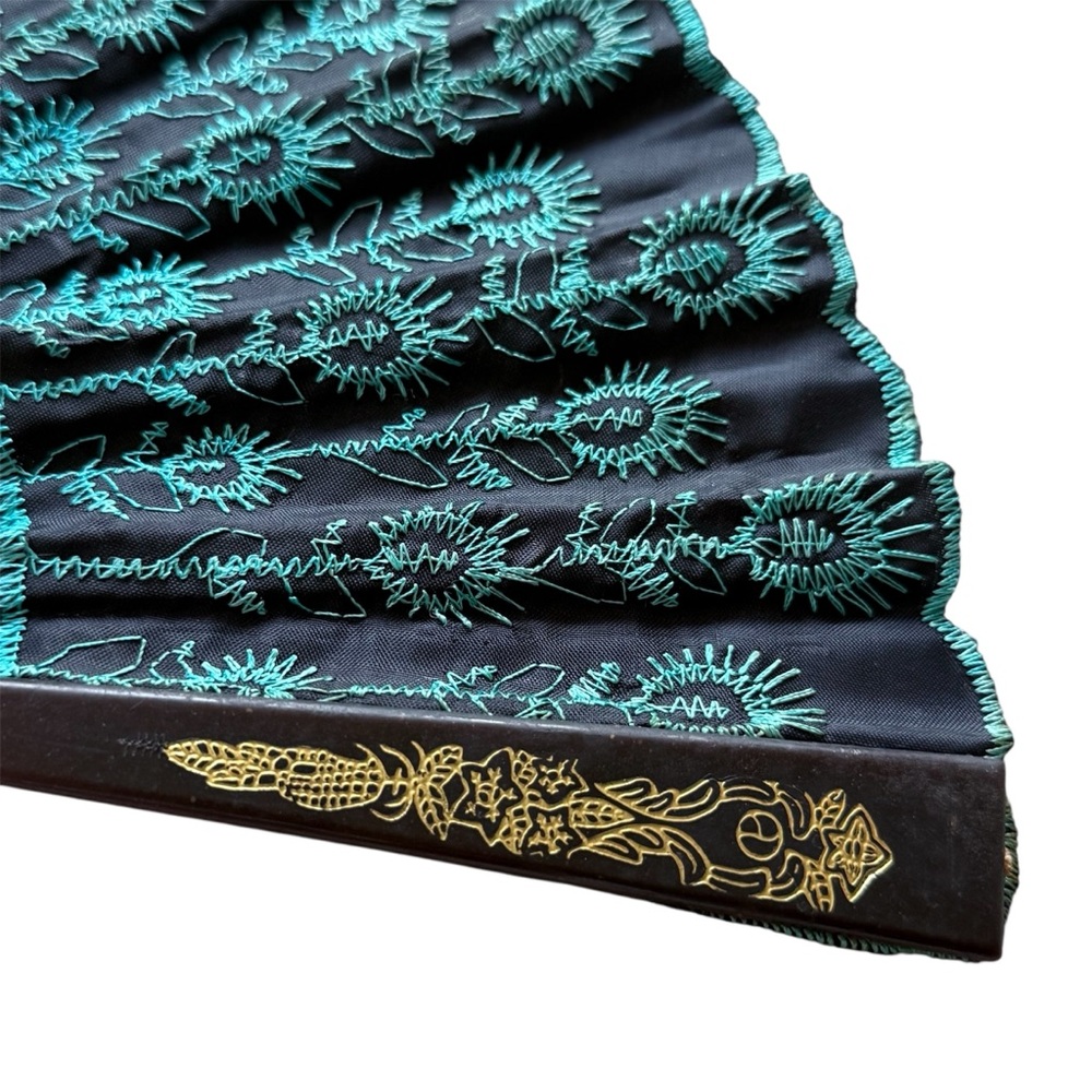 Elegant Black and Gold Hand Fan - Picture 5 of 9